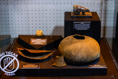 Beberapa barang kuburan tak biasa yang ditemukan di lokasi tersebut. Foto: Peru Ministry of Culture