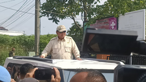 Presiden Republik Indonesia Prabowo Subianto menghadiri acara peringatan Hari Pendidikan Nasional (Hardiknas) 2025 sekaligus peluncuran Program Hasil Terbaik Cepat di SDN Cimahpar 5, Bogor Utara, Jawa Barat, Jumat (2/5/2025). Foto: Zamachsyari/kumparan