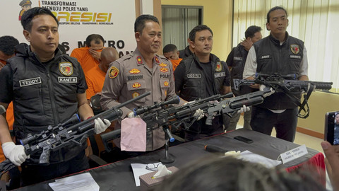 Barang bukti senapan angin dan senjata tajam dari tangan pelaku penyerangan di Kemang, Jaksel. Foto: Abid Raihan/kumparan