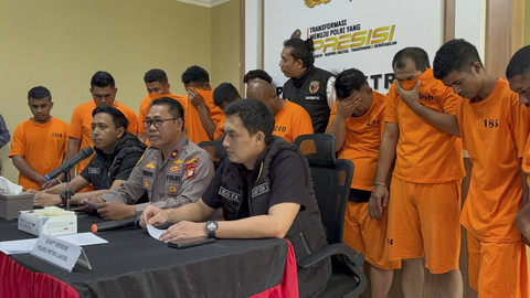 Para tersangka penyerangan di Kemang, Jakarta Selatan saat konferensi pers di Polres Jaksel, Jumat (2/5/2025).  Foto: Abid Raihan/kumparan