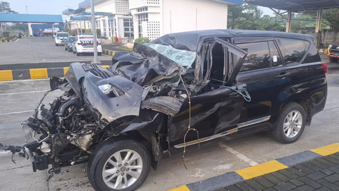 Kondisi mobil yang ditumpangi anggota DPR RI Alamudin Dimyati Rois alias Gus Alam mengalami kecelakaan di Tol Pemalang, Jawa Tengah. Foto: Istimewa
