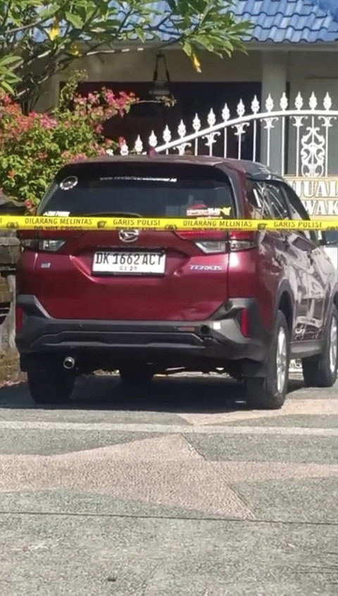 Mobil merah yang didalamnya ditemukan perempuan tewas. Foto: Denita BR Matondang/kumparan