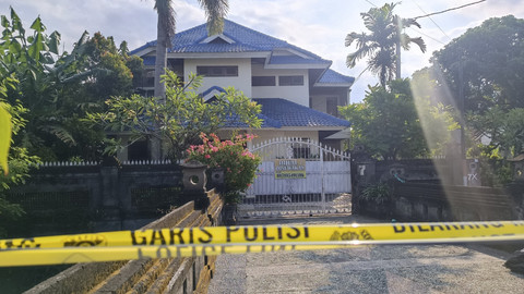 Rumah kosong lokasi penemuan mayat di dalam mobil telah dipasang garis polisi. Foto: Denita BR Matondang/kumparan