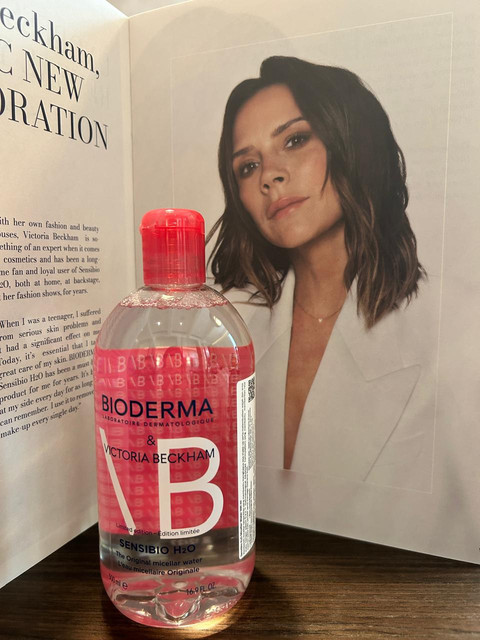 Bioderma Micellar Water Sensibio H2O Special Edition, berkolaborasi dengan desainer Inggris Victoria Beckham. Foto: Judith Aura/kumparan