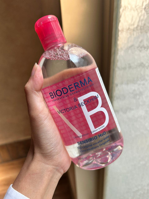 Bioderma Micellar Water Sensibio H2O Special Edition, berkolaborasi dengan desainer Inggris Victoria Beckham. Foto: Judith Aura/kumparan