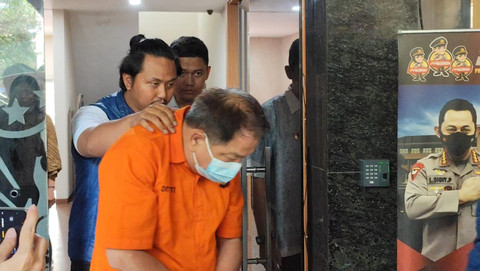 Sejumlah tersangka yang dihadirkan polisi saat pengungkapan kasus investasi bodong di Polda Metro Jaya, Jumat (2/5). Foto: Jonathan Devin/kumparan