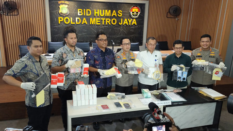 Polisi mengungkap kasus investasi bodong di Polda Metro Jaya, Jumat (2/5). Foto: Jonathan Devin/kumparan
