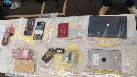 Sejumlah barang bukti yang ditunjukan polisi saat mengungkap kasus investasi bodong di Polda Metro Jaya, Jumat (2/5). Foto: Jonathan Devin/kumparan