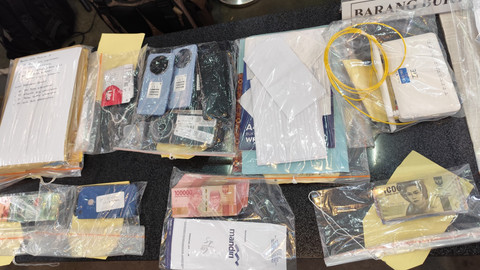 Sejumlah barang bukti yang ditunjukan polisi saat mengungkap kasus investasi bodong di Polda Metro Jaya, Jumat (2/5). Foto: Jonathan Devin/kumparan