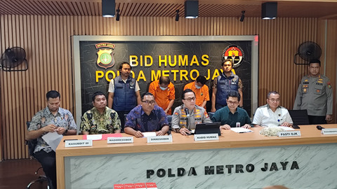 Polisi mengungkap kasus investasi bodong di Polda Metro Jaya, Jumat (2/5). Foto: Jonathan Devin/kumparan