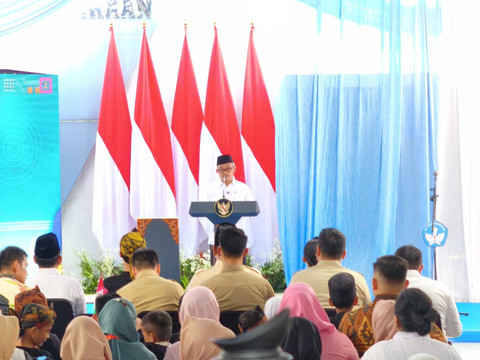 Mendikdasmen Abdul Mu'ti dalam peluncuran Program Hasil Terbaik Cepat (PHTC) dan peringatan Hari Pendidikan Nasional (Hardiknas) 2025 di SDN 05 Cimahpar, Bogor Utara, Jawa Barat, Jumat (2/5). Foto: Zamachsyari/kumparan