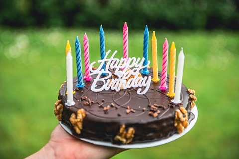 Ilustrasi twibbon ulang tahun dewasa. Sumber: Unsplash/Imants Kaziļuns