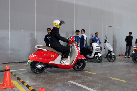 Suasana test drive motor listrik di PEVS 2025. Foto: Fitra Andrianto/kumparan