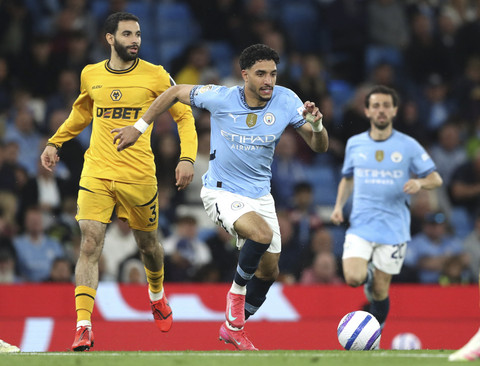 Pemain Manchester City Omar Marmoush berusaha melewati Rayan Ait-Nouri pemain Wolverhampton Wanderers pada pertandingan Liga Inggris di Stadion Etihad, Manchester, Inggris, Jumat (2/5/2025). Foto: Scott Heppell/REUTERS