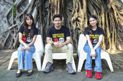 Pemeran film Godaan Setan yang Terkutuk Donny Alamsyah (tengah) bersama Azela Putri (kiri) dan Aline Fauziah (kanan) berpose saat berkunjung ke kantor kumparan di Pasar Minggu, Jakarta, Jumat (2/5/2025). Foto: Darryl Ramadhan/kumparan