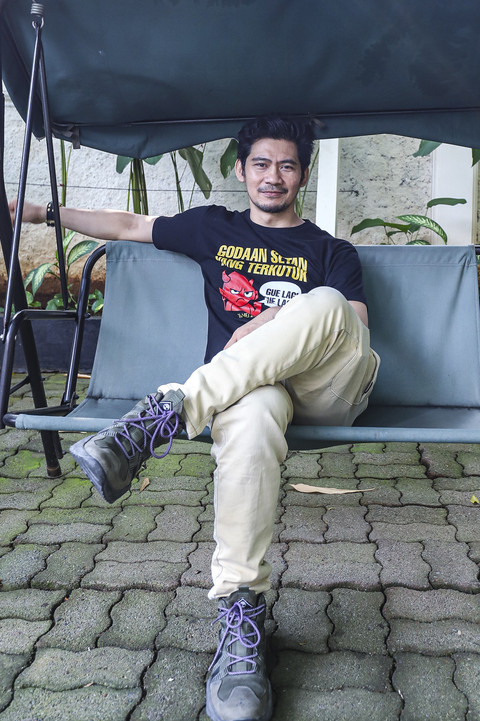 Pemeran film Godaan Setan yang Terkutuk Donny Alamsyah berpose saat berkunjung ke kantor kumparan di Pasar Minggu, Jakarta, Jumat (2/5/2025). Foto: Darryl Ramadhan/kumparan