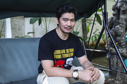 Pemeran film Godaan Setan yang Terkutuk Donny Alamsyah berpose saat berkunjung ke kantor kumparan di Pasar Minggu, Jakarta, Jumat (2/5/2025). Foto: Darryl Ramadhan/kumparan