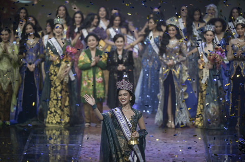Puteri Indonesia 2025 terpilih Firsta Yufi Amarta Putri melambaikan tangan saat malam puncak Grand Final Pemilihan Puteri Indonesia 2025 di Plenary Hall Jakarta Convention Center (JCC) Senayan, Jakarta, Jumat (2/5/2025). Foto: Fauzan/ANTARA FOTO