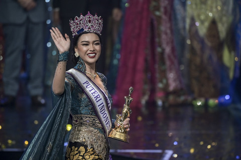 Puteri Indonesia 2025 terpilih Firsta Yufi Amarta Putri melambaikan tangan saat malam puncak Grand Final Pemilihan Puteri Indonesia 2025 di Plenary Hall JICC Senayan, Jakarta, Jumat (2/5/2025). Foto: Fauzan/ANTARA FOTO
