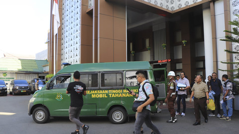 Tim pidsus Kejaksaan Negeri Seram Bagian Barat (SB) menetapakan dua orang tersangka atas dugaan tindak Pidana Korupsi Dalam Pengelolaan Anggaran Bantuan Tidak Terduga (BTT) Sembako pada Covid-19. Foto: kumparan