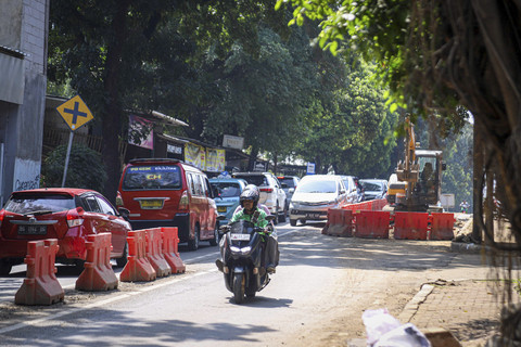 Kendaraan melintas di jalan area proyek strategis pipa transmisi SPAM 3 hilir di dekat Asrama Haji, Jakarta, Sabtu (3/5/2025). Foto: Iqbal Firdaus/kumparan