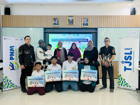 PNM bagikan beasiswa pendidikan untuk anak nasabah dari jenjang SD hingga S1 dalam mengentaskan kemiskinan antargenerasi di Indonesia. Foto: Dok. PNM