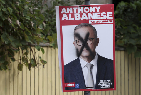 Baliho yang menampilkan tampang Perdana Menteri Australia Anthony Albanese yang dicoret saat Pemilu Australia di Sydney, Australia, Rabu (30/4/2025). Foto: Hollie Adams/REUTERS