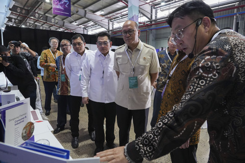 Menteri Investasi dan Hilirisasi/Kepala Badan Koordinasi Penanaman Modal (BKPM) Rosan Perkasa Roeslani meresmikan Dongsung Chemical di Karawang, Jawa Barat, Rabu (30/4/2025). Foto: Dok. BKPM