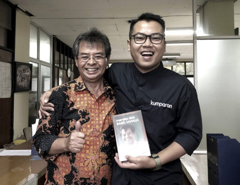 Dosen Jurnalistik UNPAD Sahat Sahala Tua Saragih (kiri) bersama Wartawan kumparan M. Rizki (kanan). Foto: M. Rizki/kumparan