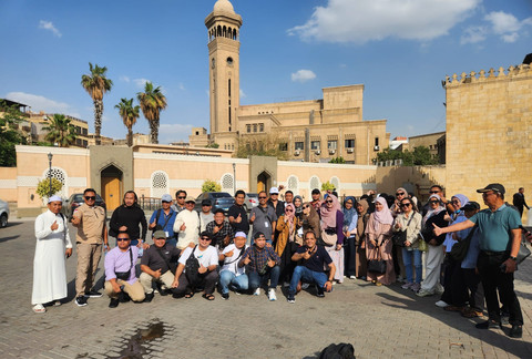 Tiba di Mesir peserta KKL langsung Saalat Asar di Masjid Al Azhar Kairo, Mesir. (foto: Abdul Malik Syafi'i)