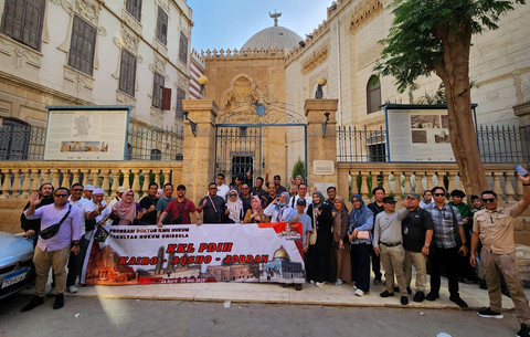Napak tilas di makam Imam Syafi'i di jalan al-Qodariyah Kairo Mesir. (foto: Abdul Malik Syafi'i)