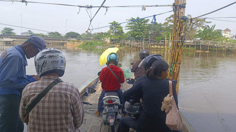 Transportasi perahu eretan untuk menyeberang Kali Cagak yang ada di kawasan Penjaringan, Jakarta Utara, Sabtu (3/5/2025). Foto: Thomas Bosco/kumparan