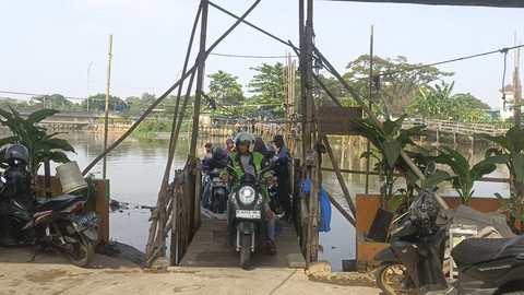 Transportasi perahu eretan untuk menyeberang Kali Cagak yang ada di kawasan Penjaringan, Jakarta Utara, Sabtu (3/5/2025). Foto: Thomas Bosco/kumparan