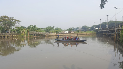 Transportasi perahu eretan untuk menyeberang Kali Cagak yang ada di kawasan Penjaringan, Jakarta Utara, Sabtu (3/5/2025). Foto: Thomas Bosco/kumparan