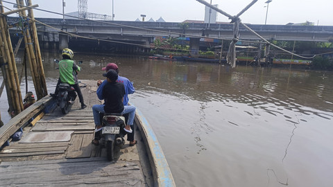 Transportasi perahu eretan untuk menyeberang Kali Cagak yang ada di kawasan Penjaringan, Jakarta Utara, Sabtu (3/5/2025). Foto: Thomas Bosco/kumparan