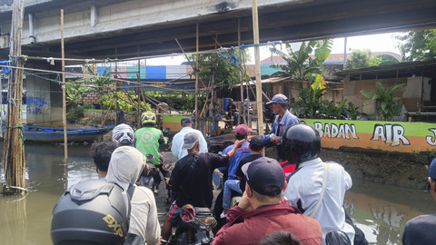 Transportasi perahu eretan untuk menyeberang Kali Cagak yang ada di kawasan Penjaringan, Jakarta Utara, Sabtu (3/5/2025). Foto: Thomas Bosco/kumparan