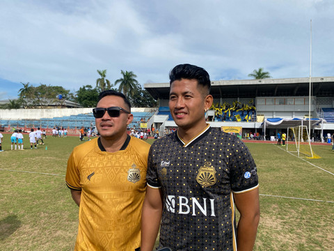 Wakil ketua Asprov PSSI Lampung, Yoga Swara (kiri) bersama pemain Bhayangkara Presisi Lampung FC, Putu Gede (kanan). | Foto: Sinta Yuliana/Lampung Geh