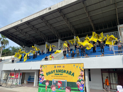Wakil ketua Asprov PSSI Lampung, Yoga Swara (kiri) bersama pemain Bhayangkara Presisi Lampung FC, Putu Gede (kanan). | Foto: Sinta Yuliana/Lampung Geh