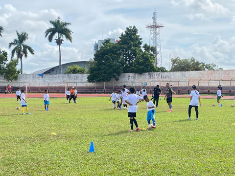 Wakil ketua Asprov PSSI Lampung, Yoga Swara (kiri) bersama pemain Bhayangkara Presisi Lampung FC, Putu Gede (kanan). | Foto: Sinta Yuliana/Lampung Geh