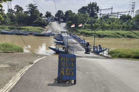Menjajal sensasi melintasi jembatan perahu di Desa Anggadita, Kecamatan Klari, Karawang. Foto: kumparan