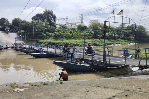 Menjajal sensasi melintasi jembatan perahu di Desa Anggadita, Kecamatan Klari, Karawang, Sabtu (3/5). Foto: kumparan