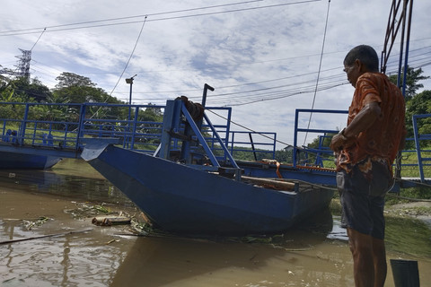 Menjajal sensasi melintasi jembatan perahu di Desa Anggadita, Kecamatan Klari, Karawang. Foto: kumparan