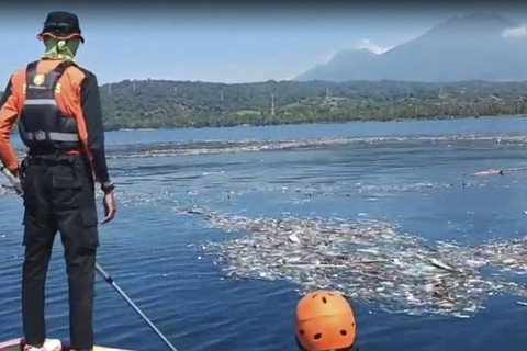 Tumpukan Sampah Selimuti Selat Bali, ancaman nyata bagi ekosistem dan Pariwisata Banyuwangi. Foto: Istimewa
