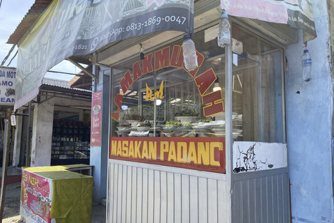 Warung Nasi Padang di Jalan Raya Citayam, Kabupaten Bogor, Sabtu (3/5/2025). Foto: Muhammad Fhandra Hardiyon/kumparan