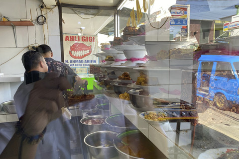 Warung Nasi Padang di Kawasan Stasiun Citayam, Sabtu (3/5/2025). Foto: Muhammad Fhandra Hardiyon/kumparan