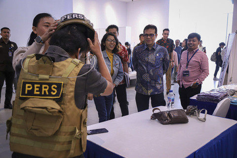 Wakil Menteri Komunikasi dan Digital Indonesia, Nezar Patria mengunjungi booth pameran yang ada saat Perayaan Hari Kebebasan Pers Sedunia di Taman Ismail Marzuki, Jakarta, Sabtu (3/5/2025). Foto: Iqbal Firdaus/kumparan