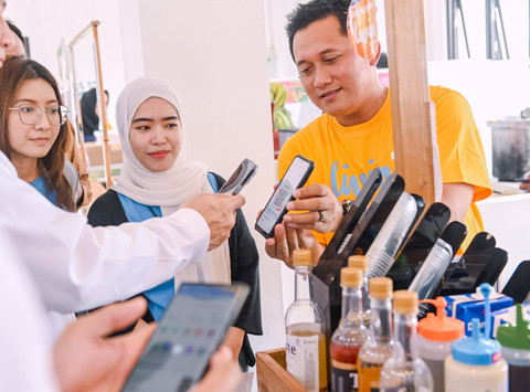Pembayaran digital menggunakan Livin' by Mandiri. Foto: Dok. Bank Mandiri