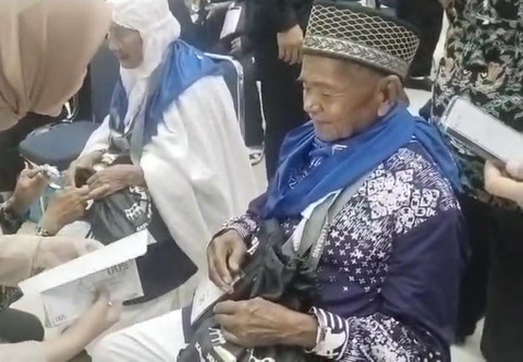 Salimin calon jemaah haji asal OKU Timur saat berada di Asrama Haji Palembang. Foto : Abdullah Toriq/Urban Id