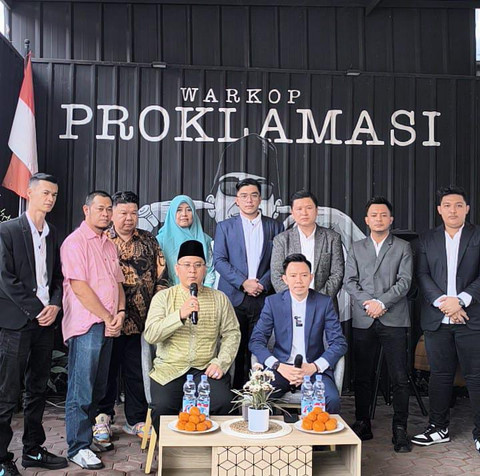 Kuasa Hukum Warga Palembang bersama Sultan Mahmud Badaruddin IV Fauwaz Diradja saat menyampaikan perkembangan kasus Rendang Willie Salim. Foto : Istimewa