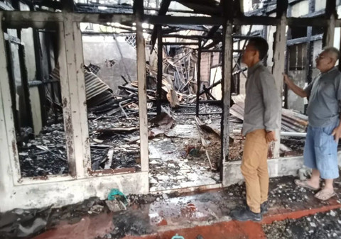 Kondisi salah satu bangunan yang terbakar di Jalan R.E Martadinata, Pontianak. Foto: Dok. Instagram @humas_polsekpontianakbarat